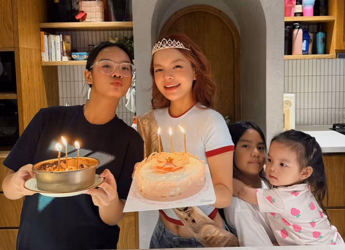Mới đây, một số cư dân mạng có bình luận trái chiều về video ghi lại cảnh Tuệ Lâm và Tuệ An - hai con gái Phạm Quỳnh Anh ngồi hàng ghế đầu ở sự kiện có mẹ biểu diễn. Phía Phạm Quỳnh Anh lên tiếng.