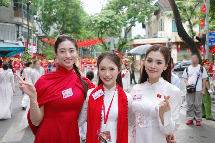 “Vy rất vui khi mình có thể được gặp gỡ được nhiều cô chú anh chị em nghệ sĩ, diễn viên, ca sĩ, vận động viên tiêu biểu… trong buổi tổng duyệt hôm nay”, Tiểu Vy chia sẻ. Ảnh: Sen Vàng.