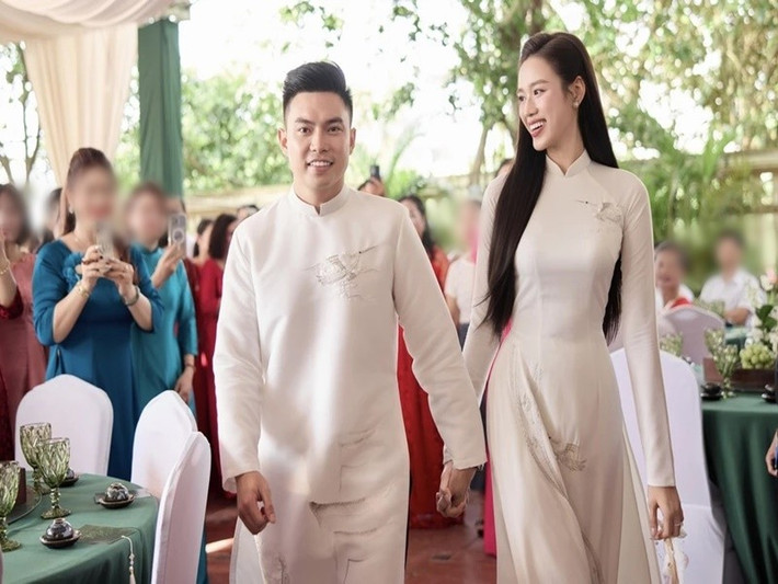 Trong lễ ăn hỏi sáng ngày 16/10, Đỗ Thị Hà đi giày bệt. Nhiều người cho rằng nàng hậu không muốn bị cách biệt chiều cao khi sánh đôi cùng Viết Vương. Ảnh: Znews.