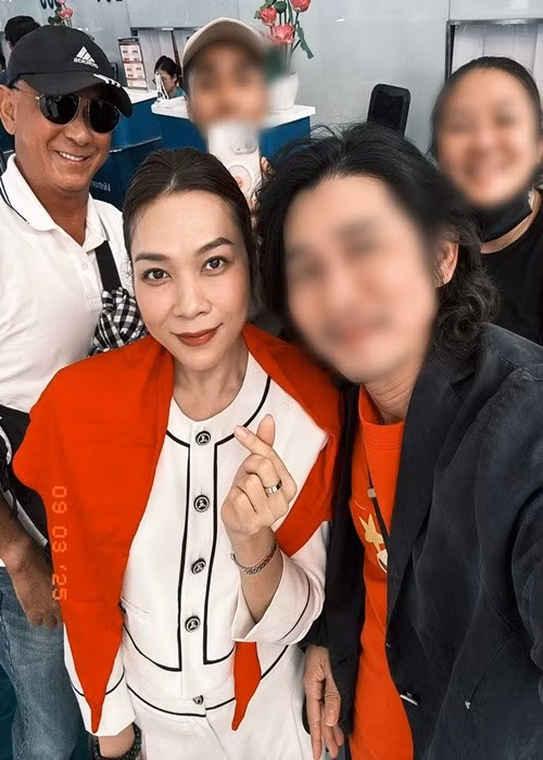 Nam diễn viên đảm nhận vai trò vệ sĩ của họa mi tóc nâu. Ảnh: FB Tùng Yuki.