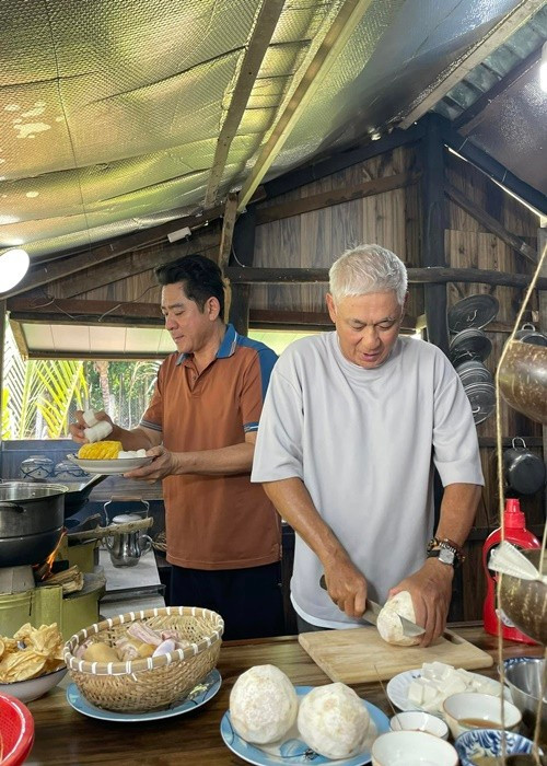 Đôi bạn thân cùng nấu ăn trước khi Huỳnh Anh Tuấn bị đột quỵ vào tháng 7/2025. Ảnh: FB Tùng Yuki.