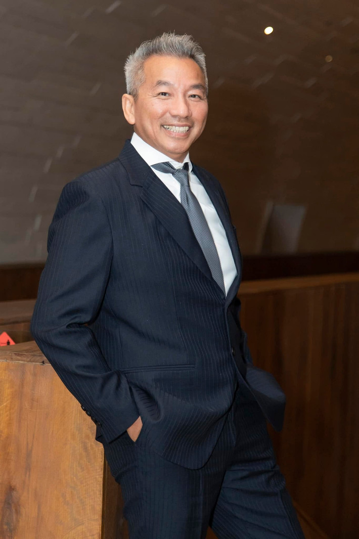 Những bộ suit vừa vặn, gam màu trung tính giúp tôn lên thân hình gọn gàng, khỏe khoắn, đồng thời tạo cảm giác chững chạc, đáng tin cậy cho chồng Diễm My 6x. Ảnh: FB Diễm My.