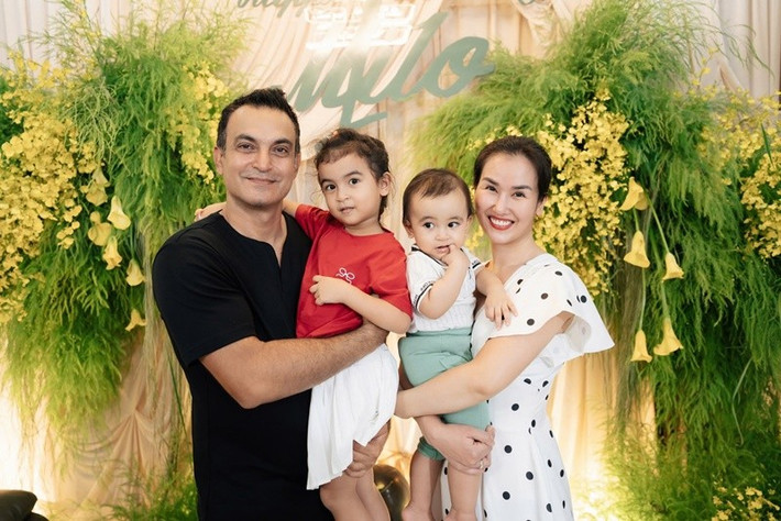 Nữ ca sĩ nhắn nhủ quý tử: "Thiên thần của mẹ ơi, mẹ cầu chúc con luôn bình an, vui vẻ và hạnh phúc. Ba mẹ luôn dõi theo bước đường con đi và đồng hành cùng con khôn lớn".