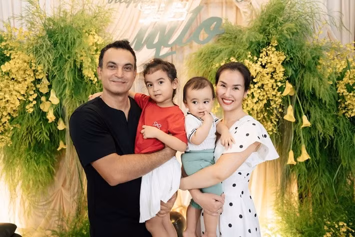 Nữ ca sĩ nhắn nhủ quý tử: "Thiên thần của mẹ ơi, mẹ cầu chúc con luôn bình an, vui vẻ và hạnh phúc. Ba mẹ luôn dõi theo bước đường con đi và đồng hành cùng con khôn lớn".