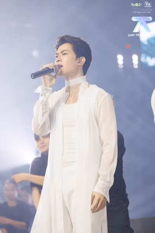 Năm 2024, Anh Tú Atus gây chú ý khi tham gia Anh trai say hi. Trong đêm chung kết, chồng Diệu Nhi vào top 10 chung cuộc, đồng thời thắng giải Màn trình diễn nhóm sáng tạo nhất. Ảnh: FB Anh Tú.