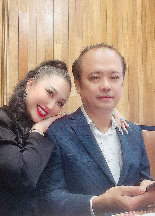 Nữ diễn viên còn chia sẻ trong một livestream: "Anh không chỉ là một người yêu, người bạn mà còn giống như một người thầy. Anh là người dạy dỗ, chia sẻ và hỗ trợ tôi rất nhiều trong công việc". Ảnh: FB Phi Thanh Vân.