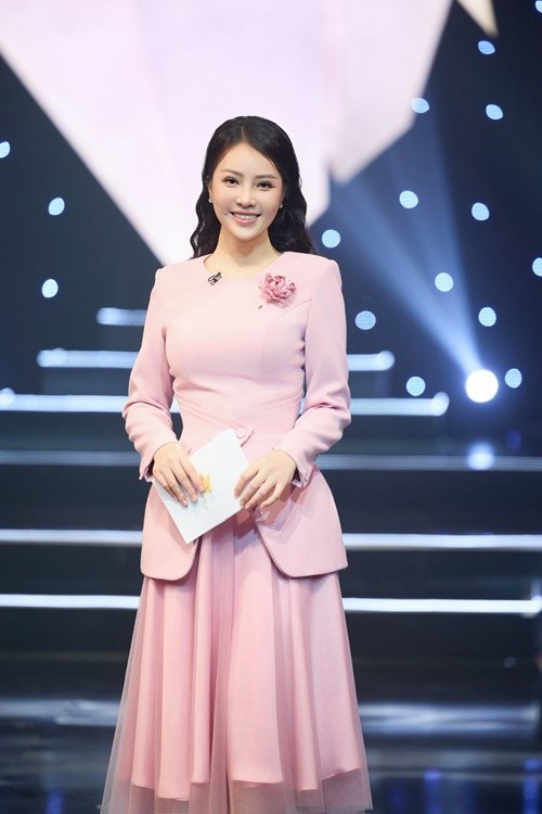 Thụy Vân chia sẻ thêm, may mắn lớn nhất của cô là luôn có gia đình bên cạnh, đặc biệt là chồng và người thân luôn ủng hộ để cô được sống với đam mê dẫn chương trình. Ảnh: FB Thụy Vân.