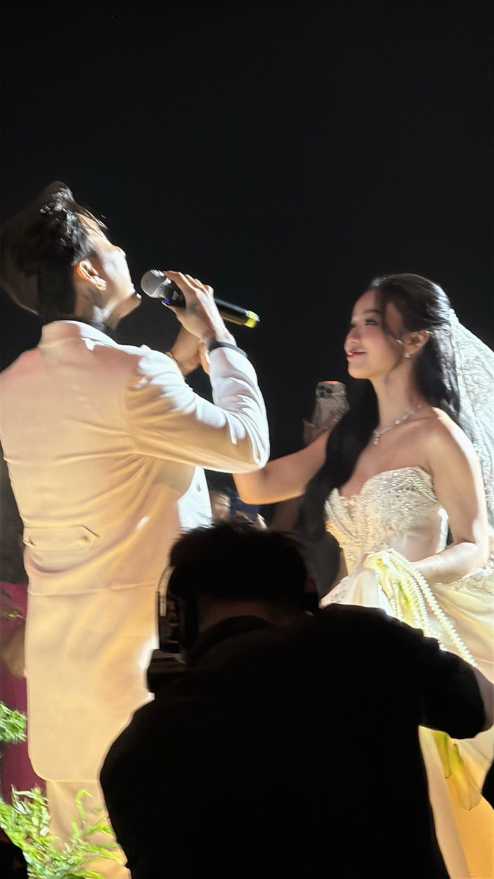 Đạt G hát, nắm tay không rời Bảo Ngọc. Ảnh: FB Trung Quân Idol.