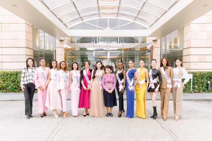 Kiều Duy tỏ ra thân thiện, hòa đồng. Cô dạy các người đẹp một số từ, câu tiếng Việt cơ bản. Ngoài ra, Kiều Duy tặng các thí sinh khăn rằn. Ảnh: FB Kiều Duy.