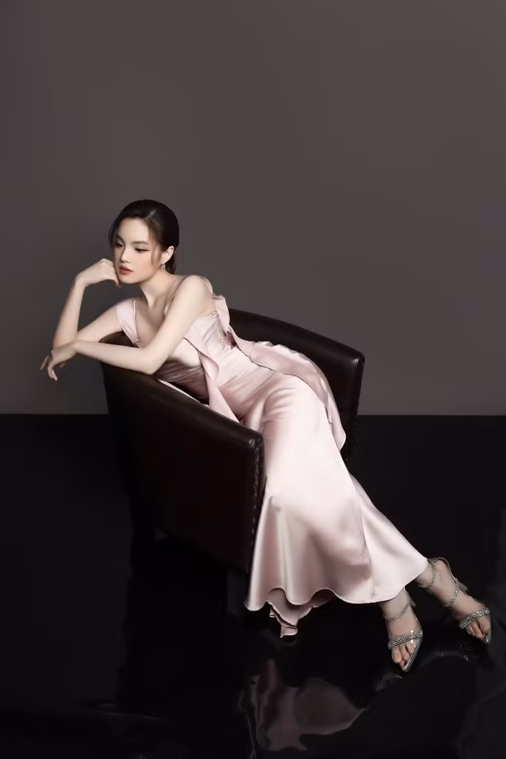 Nữ ca sĩ gây ấn tượng với vóc dáng mảnh mai, quyến rũ cùng phong cách thời trang đa dạng, lúc trẻ trung năng động, lúc lại gợi cảm.