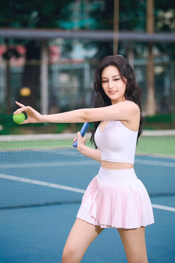 Không chỉ tập trung vào thời trang, thần thái cũng là yếu tố giúp Mai Phương Thúy giữ được sức hút. Người đẹp thường không tạo dáng quá mạnh mà thiên về biểu cảm nhẹ, ánh nhìn mềm và nụ cười tự nhiên.