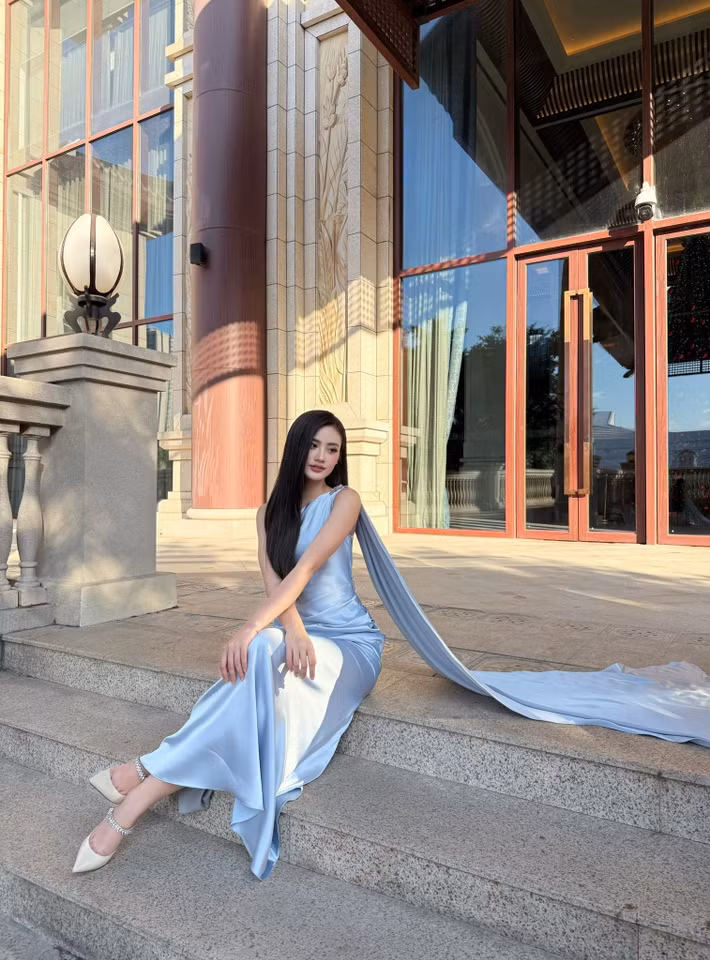 Trong dịp về nước đồng hành cùng Miss World Vietnam 2025, Ý Nhi có chuyến công tác ít ngày ở Trung Quốc.