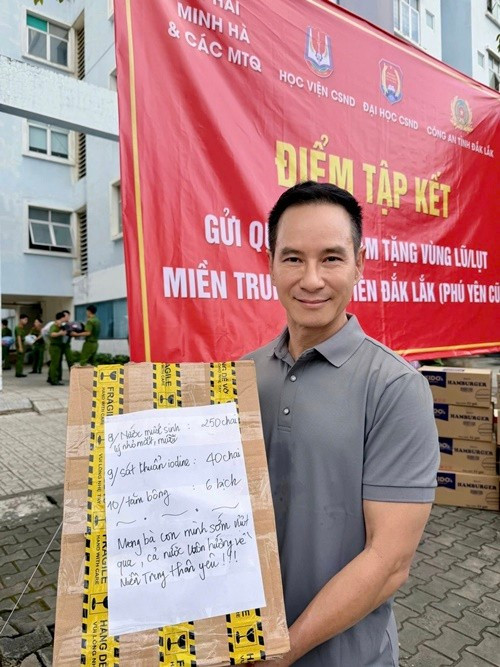 Lý Hải Minh Hà chia sẻ trên fapnage, cả hai xin phép phối hợp cùng Học viện Cảnh sát nhân dân (Hà Nội), Đại học Cảnh sát nhân dân (Hồ Chí Minh), Đoàn Thanh niên Công an tỉnh Đắk Lắk hỗ trợ chuyến xe miễn phí để vận chuyển quà của bà con từ miền Nam và thay mặt các nhà hảo tâm phân bổ, trao tặng đến đồng bào vùng lũ/lụt miền Trung – ưu tiên tỉnh Đắk Lắk (Phú Yên cũ). Ảnh: FB Lý Hải - Minh Hà.