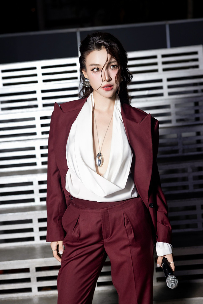 Hoàng Oanh còn thực hiện dự án chuỗi Podcast Sống một đời rực rỡ.