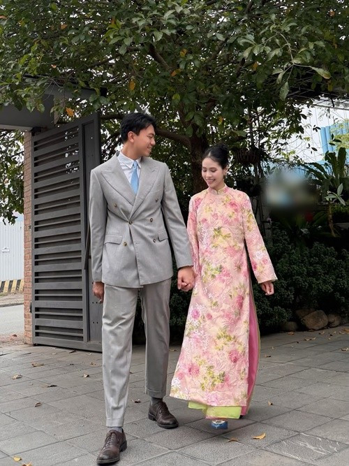 Theo Kiều Anh, điều quan trọng không nằm ở việc đã thắng bao nhiêu “thế cờ”, mà là suốt chặng đường ấy, cả hai chưa từng một lần “đổi phe”. Cô chia sẻ: "Có một người không chỉ yêu, chỉ chăm sóc, mà còn cùng mình làm, cùng mình nghĩ, cùng mình vượt qua, luôn là người đồng đội duy nhất cùng mình đi đến nước cờ cuối cùng của bất cứ ván cờ nào". Ảnh: Instagram Kiều Anh.