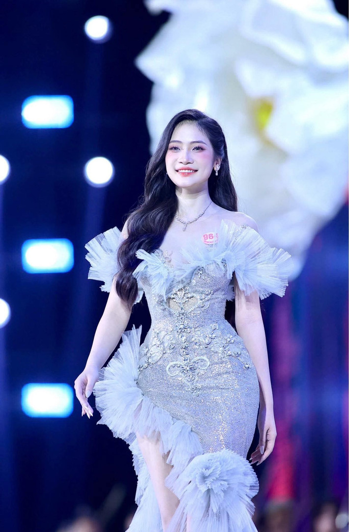 Phùng Thị Hương Giang hiện tại là thí sinh sở hữu vòng ba lớn nhất ở Hoa hậu Việt Nam 2024. Cô có vòng ba 96cm. Ảnh: FB Hương Giang.