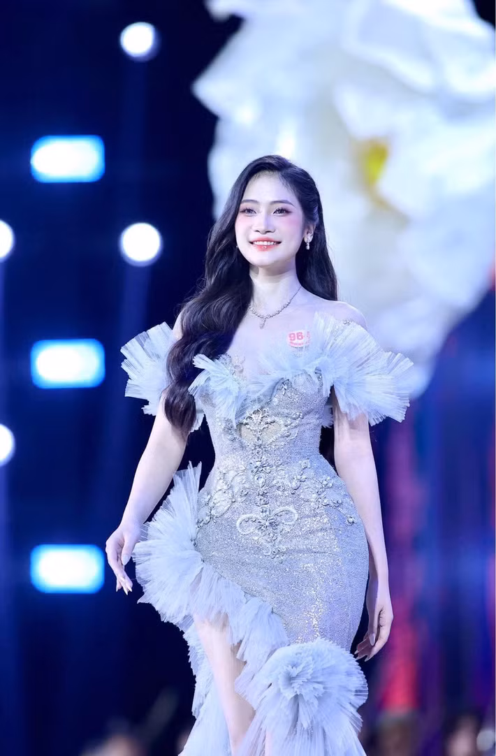 Phùng Thị Hương Giang hiện tại là thí sinh sở hữu vòng ba lớn nhất ở Hoa hậu Việt Nam 2024. Cô có vòng ba 96cm. Ảnh: FB Hương Giang.
