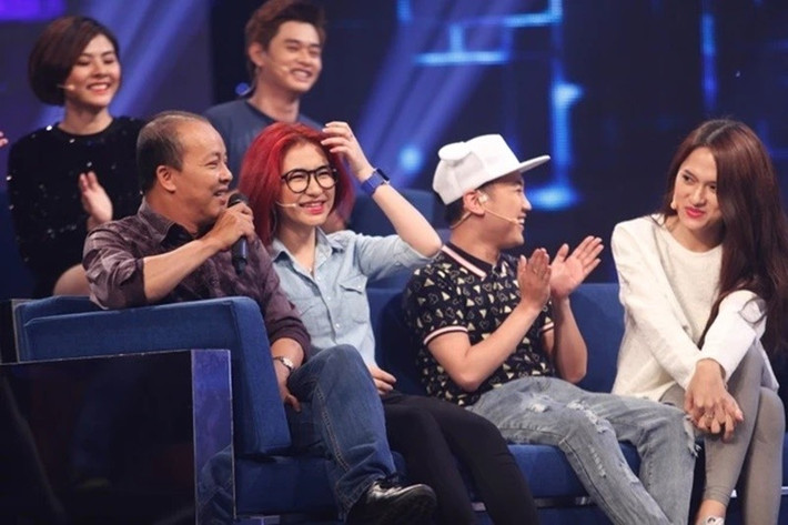 Theo Dân Việt, mới đây, trên trang cá nhân, quản lý của Hương Giang cho biết, ca sĩ Hòa Minzy đã mua 50.000 lượt bình chọn hạng mục Beyond The Crown (Dự án xã hội ý nghĩa nhất) ở Miss Universe 2025 để ủng hộ Hương Giang. Ảnh: Znews.