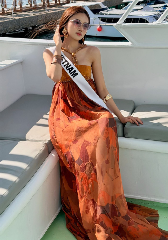 Mỗi lần xuất hiện, Thu Ngân đều cố gắng truyền tải sự tự tin, nét đẹp hiện đại pha lẫn bản sắc riêng, xem từng khoảnh khắc trên sân khấu quốc tế là cơ hội để rèn luyện và bứt phá.