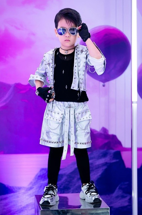 Bé Polo Huỳnh tự tin trước ống kính máy ảnh và khán giả. Ảnh: FB Polo Huỳnh.