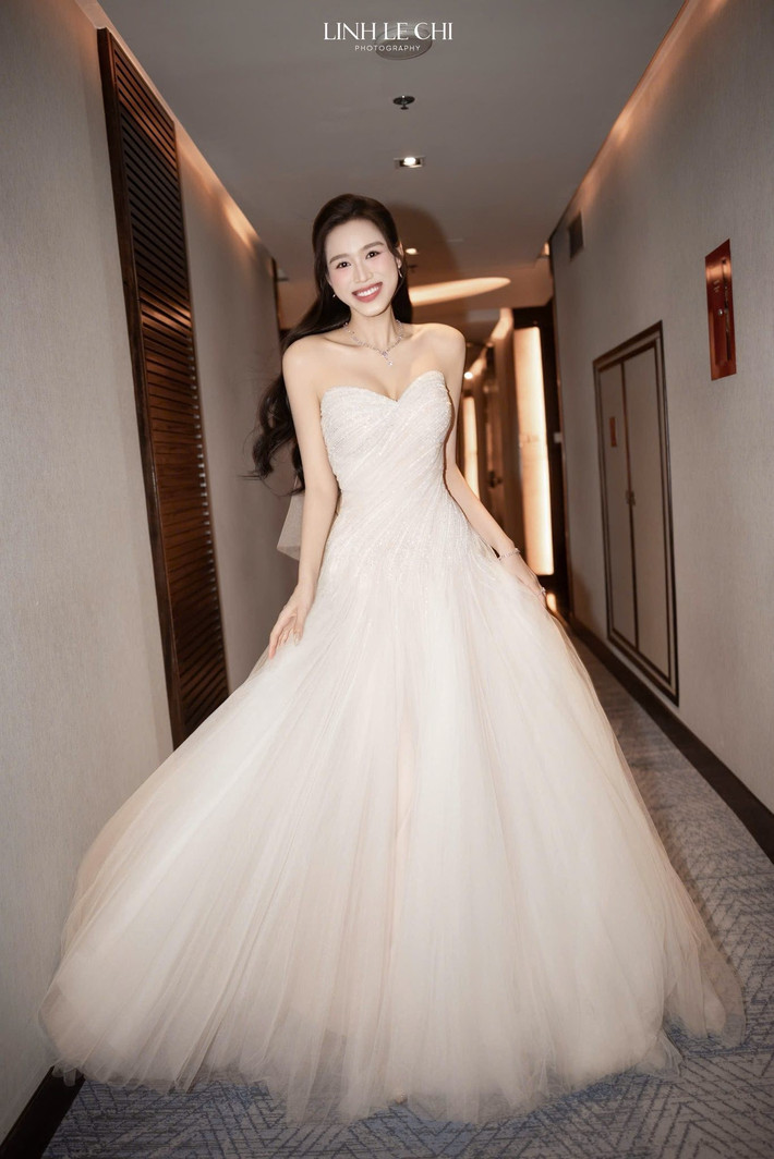 “Chúng con biết ơn bố mẹ vì không chỉ lo toan cho ngày cưới của chúng con, mà đã chuẩn bị cho chúng con cả một nền tảng để bước vào hôn nhân một cách vững vàng. Cảm ơn bố mẹ vì đã đồng hành, yêu thương và nâng đỡ chúng con, từ những ngày đầu tiên cho đến hôm nay khi chúng con chính thức bước vào một hành trình mới”, Đỗ Thị Hà bày tỏ.