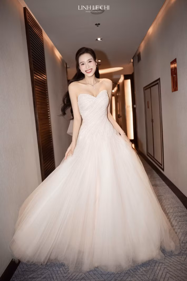 “Chúng con biết ơn bố mẹ vì không chỉ lo toan cho ngày cưới của chúng con, mà đã chuẩn bị cho chúng con cả một nền tảng để bước vào hôn nhân một cách vững vàng. Cảm ơn bố mẹ vì đã đồng hành, yêu thương và nâng đỡ chúng con, từ những ngày đầu tiên cho đến hôm nay khi chúng con chính thức bước vào một hành trình mới”, Đỗ Thị Hà bày tỏ.