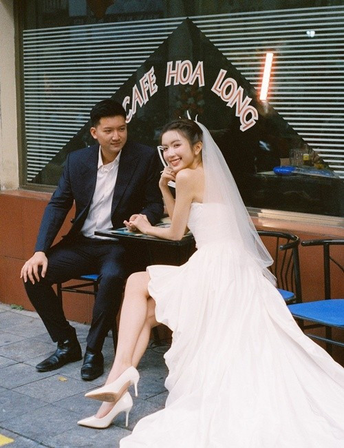 Ngọc Huyền kết hôn với Duy Minh cách đây 2 năm. Cặp đôi hiện tại vẫn tận hưởng cuộc sống vợ chồng son ngọt ngào.