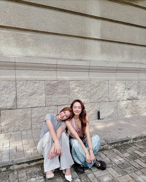 Đông Nhi vừa chúc mừng Minh Hằng ra mắt MV DIRECTOR. Ảnh: Instagram Đông Nhi.