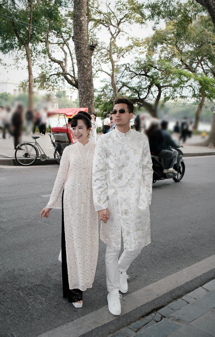 Vợ chồng Kim Oanh diện áo dài đôi, dạo phố Hà Nội. Ảnh: FB Kim Oanh.