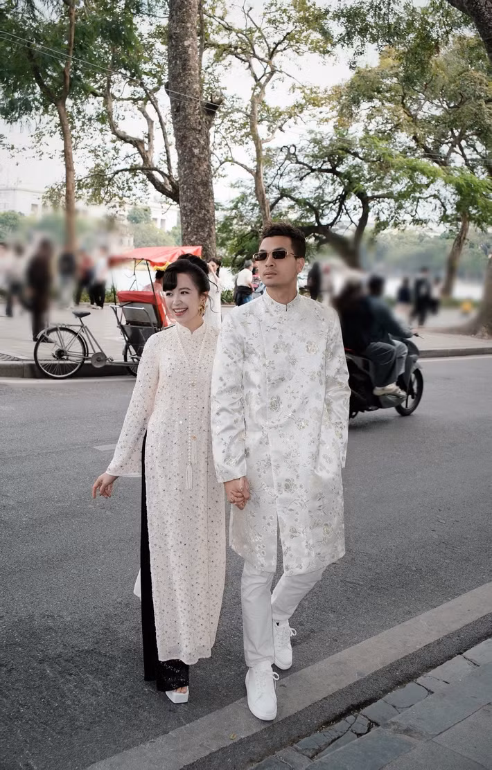Vợ chồng Kim Oanh diện áo dài đôi, dạo phố Hà Nội. Ảnh: FB Kim Oanh.