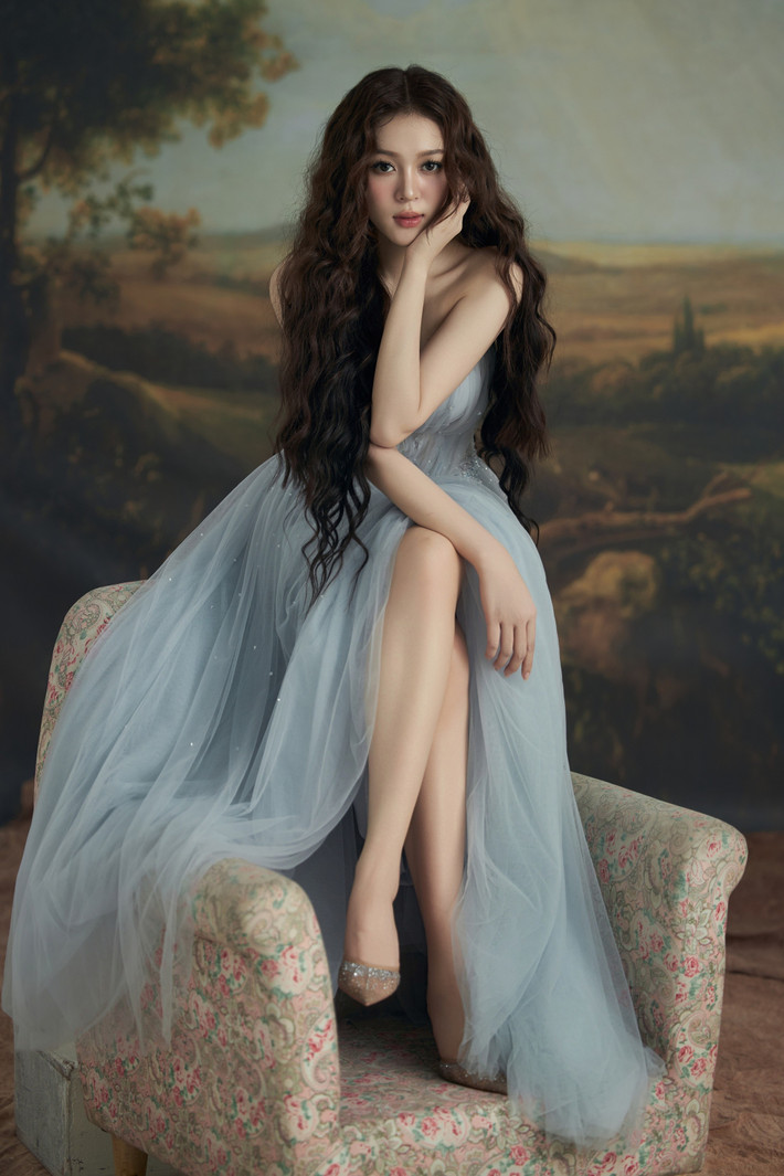 1 năm qua, Kiều Duy không ngại thử sức ở nhiều vai trò. Hoa hậu Quốc gia Việt Nam 2024 liên tục xuất hiện trên các sàn diễn thời trang, đảm nhận vai trò vedette, first-face cho nhà thiết kế nổi tiếng. Ảnh: Sen Vàng.