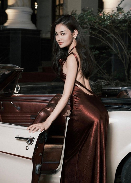 Với chiếc váy satin màu nâu trầm thiết kế hở lưng, nữ diễn viên sinh năm 1995 mang đến hình ảnh trưởng thành và quyến rũ hơn.