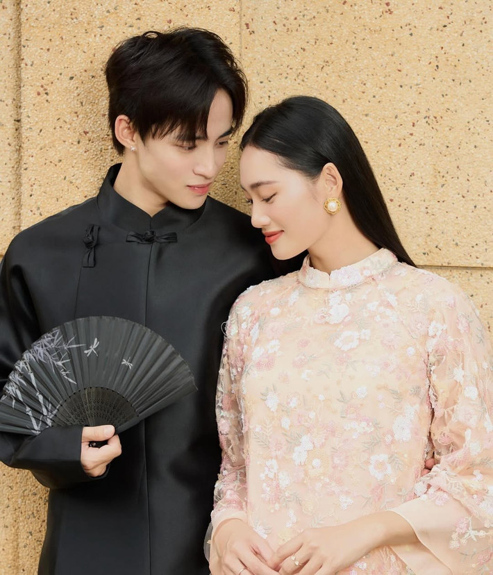 Đầu năm, Á hậu Quỳnh Anh cũng lựa chọn áo dài truyền thống. Người đẹp thực hiện bộ ảnh xuống phố cùng bạn trai Neyun. Ảnh: Instagram Neyun.