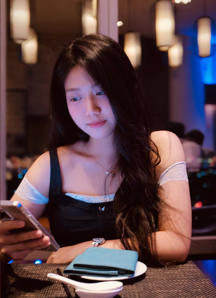 Ái nữ nhà Mạnh Trường ghi điểm với phong cách ăn mặc phù hợp lứa tuổi 17. Ảnh: FB Mạnh Trường.