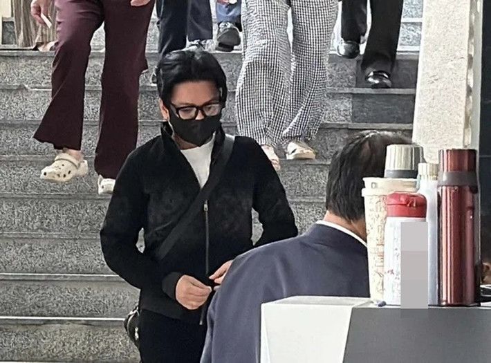 Theo Znews, sáng ngày 28/10, TAND TP Hà Nội mở phiên tòa xét xử sơ thẩm 141 bị cáo trong vụ án đánh bạc xảy ra tại câu lạc bộ King Club (tầng 1 khách sạn Pullman Hà Nội). Trong đó, bị cáo Vũ Ngọc Hà (sinh năm 1971, trú tại phố Hoàng Hoa Thám, phường 7, TP HCM) là ca sĩ, nghệ danh Vũ Hà, trình độ học vấn 12/12. Ảnh: Sài Gòn Giải Phóng.