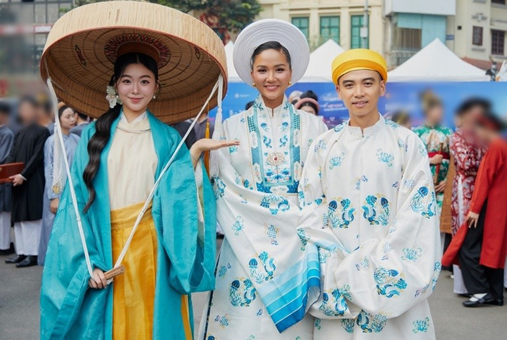 Cặp đôi trò chuyện thân thiết với Lọ Lem - con gái đầu lòng của MC Quyền Linh khi cùng tham gia chương trình. Ảnh: FB Tuấn Khôi.