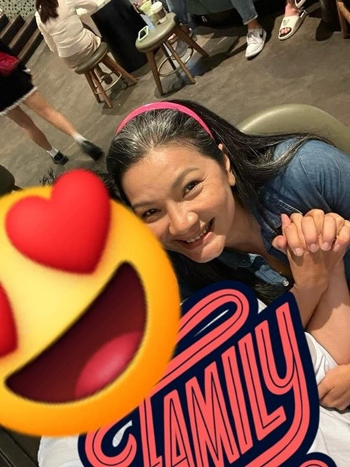 Trước đó, vào tháng 11/2024, nữ diễn viên Kiều Trinh đăng tải khoảnh khắc nắm tay một người đàn ông. Nhiều khán giả cho rằng Kiều Trinh có bạn trai sau nhiều năm làm mẹ đơn thân. Ảnh: FB Kiều Trinh.