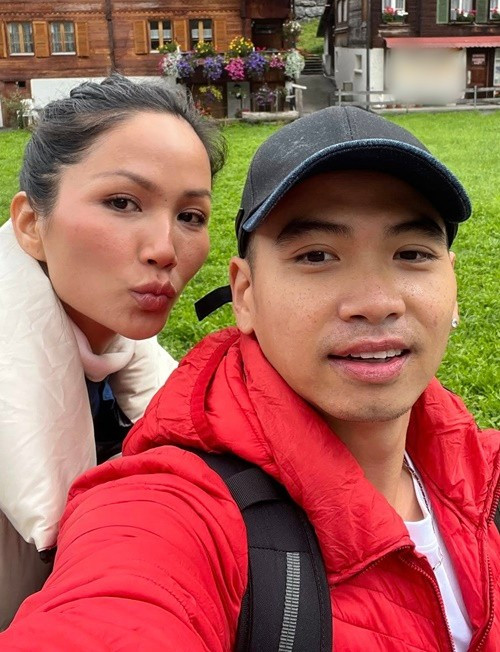 Ngày còn bí mật hẹn hò H'hen Niê, Tuấn Khôi gây chú ý mỗi khi đăng ảnh giấu mặt nửa kia. Ảnh: FB H'hen Niê.