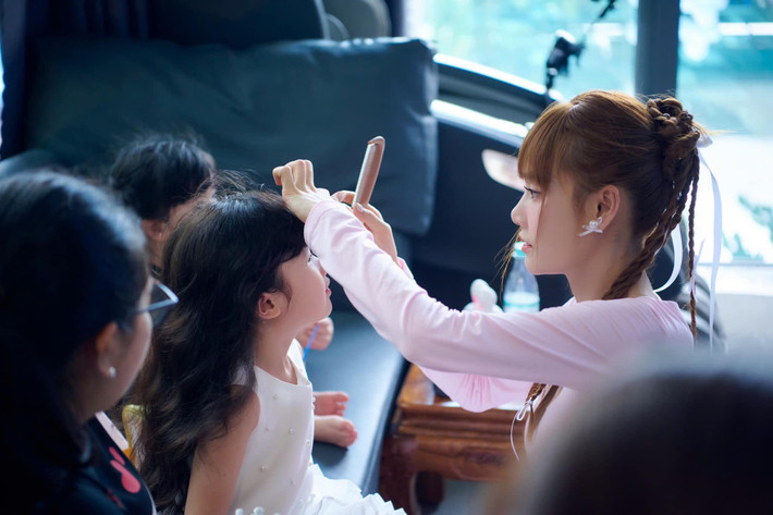 "Lúc đó tôi lì lắm, nhất định đòi sinh thường nên bị băng huyết. Mất máu nhiều quá nên tôi bị hôn mê. Khi tỉnh dậy thì mọi thứ cũng ổn. Trộm vía là trời thương. Giai đoạn đó, tôi không trầm cảm, chỉ là sinh con xong thì tâm sinh lý thay đổi, dễ hờn , dễ buồn", Nhã Phương chia sẻ trên Thời Báo Văn Học Nghệ Thuật.