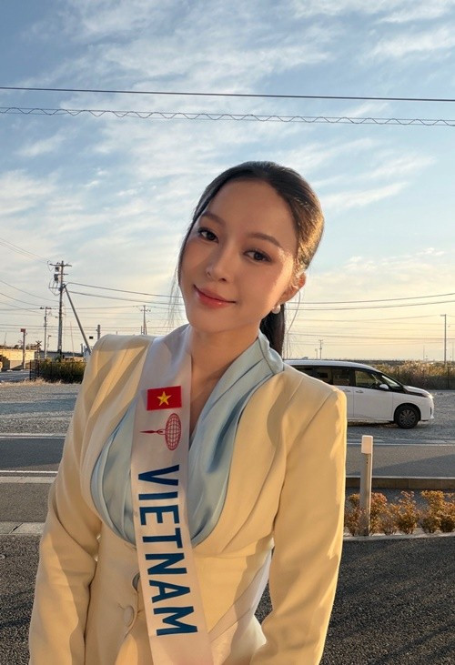 Mỹ nhân Colombia tặng sách thiếu nhi cho Kiều Duy. "Cảm ơn đại diện Colombia. vì món quà đáng yêu. Tôi hy vọng một ngày nào đó có thể đến thăm Colombia. Đại diện Colombia rất tốt bụng và dễ thương. Mong rằng hành trình Miss International 2025 sẽ thật đáng nhớ với tất cả các cô gái", Kiều Duy trải lòng. Ảnh: FB Kiều Duy.