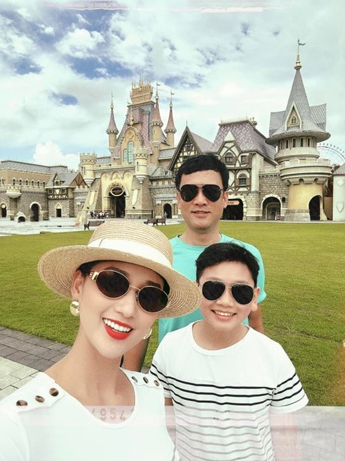 Vợ chồng Lã Thanh Huyền cùng con trai đi du lịch châu Âu, châu Á. Trong cuộc phỏng vấn với Vietnamnet, nữ diễn viên chia sẻ về sở thích du lịch của cả gia đình: "Đi xa làm con người mình trở nên mới mẻ, đôi khi cũng giúp ích nhiều cho công việc của mình nữa. Đây cũng là một sở thích chung của cả nhà khi em bé nhà Huyền cũng học được rất nhiều từ những chuyến đi. Huyền luôn quan niệm dạy con bằng thực tế chứ không quá áp dụng sách vở trên trường lớp. Dù bận rộn đến đâu Huyền cũng sẽ dành phần lớn thời gian buổi tối và những ngày cuối tuần cho gia đình". Ảnh: FB Lã Thanh Huyền.