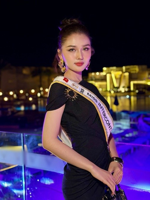Xuất hiện tại Miss Intercontinental lần thứ 53, Á hậu Thu Ngân gây chú ý bởi gương mặt thanh tú, nụ cười tươi tắn cùng vóc dáng cân đối.
