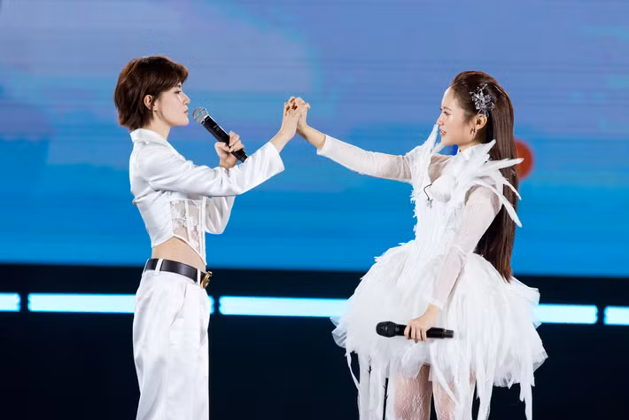 Phương Mỹ Chi và Pháo đều đã có bài hát nổi bật. Cụ thể, Phương Mỹ Chi ghi dấu ấn với các ca khúc như Quê em mùa nước lũ, Bóng phù hoa, Pháo sở hữu bản hit Hai phút hơn.