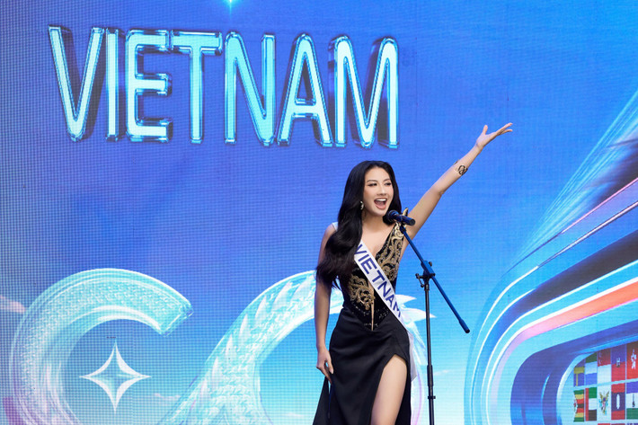 Theo Tiền Phong, Phù Vân Long Ẩn mang đến hình ảnh “rồng ẩn - mây vờn". Đường cắt xẻ táo bạo giúp Phương Linh khoe trọn đôi chân dài, tôn lên vẻ đẹp vừa mềm mại vừa đầy nội lực.