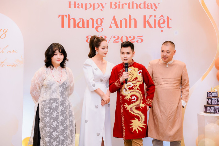 Con gái Mai Thu Huyền tổ chức workshop trang trí heo đất và các trò chơi vui nhộn trong tiệc sinh nhật của Thang Anh Kiệt. Ảnh: FB Mai Thu Huyền.