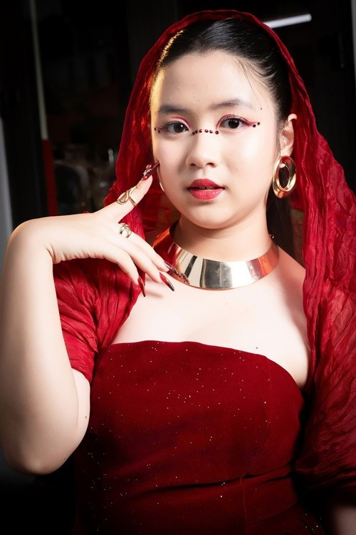 Tuổi 15, Ngân Chi lớn phổng phao, ra dáng thiếu nữ. Ảnh: FB Ngân Chi.