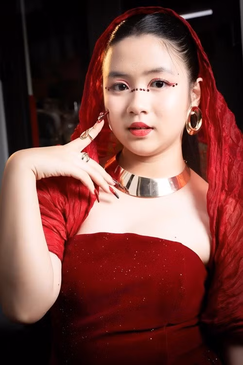 Tuổi 15, Ngân Chi lớn phổng phao, ra dáng thiếu nữ. Ảnh: FB Ngân Chi.