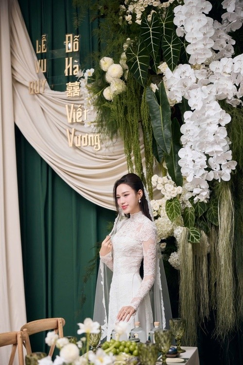 Hoa hậu Đỗ Thị Hà diện áo dài trắng. Nhiều người khen ngợi nàng hậu là cô dâu đẹp nhất ngày hôm nay. Ảnh: Vietnamnet.