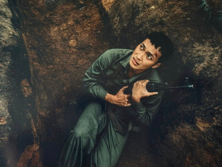 Chi tiết Bình giữ chiếc kẹp tóc của Hồng khiến nhiều khán giả cho rằng Bình giấu kín tình cảm với cô lái đò. Ảnh: FB Lâm Thanh Nhã.