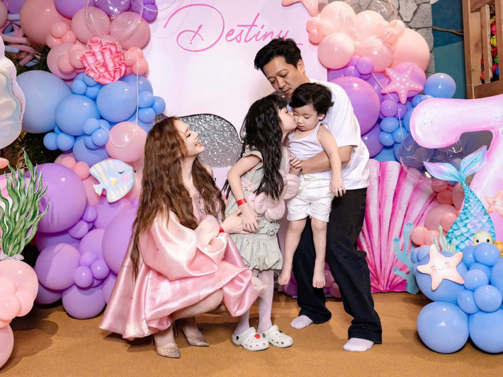 Trường Giang cho biết, Nhà ba tôi một phòng là bộ phim mà vợ chồng anh gửi gắm trọn vẹn những chiêm nghiệm về tình phụ tử, về những hy sinh thầm lặng của người cha, và về giá trị cốt lõi của một gia đình rằng dù thế giới ngoài kia có hỗn loạn đến đâu, nhà vẫn là nơi duy nhất ta được phép yếu đuối mà vẫn thấy mình bình yên. Ảnh: FB Nhã Phương.